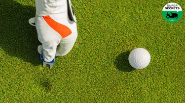 golfeur réparant la marque de balle
