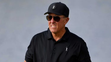 phil mickelson giving thumbs up