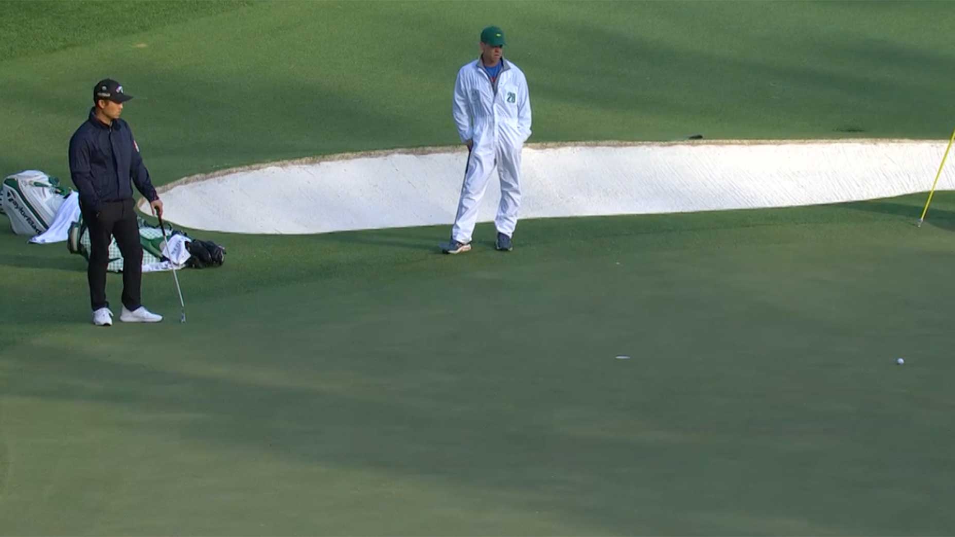 Kevin Na watches his par putt on the 16th hole on Saturday.