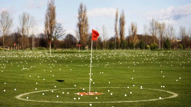 Un practice sur un terrain de golf.