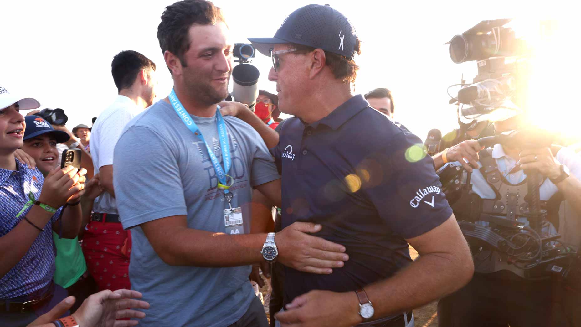 Jon Rahm feliciteert Phil Mickelson met het PGA Championship 2021