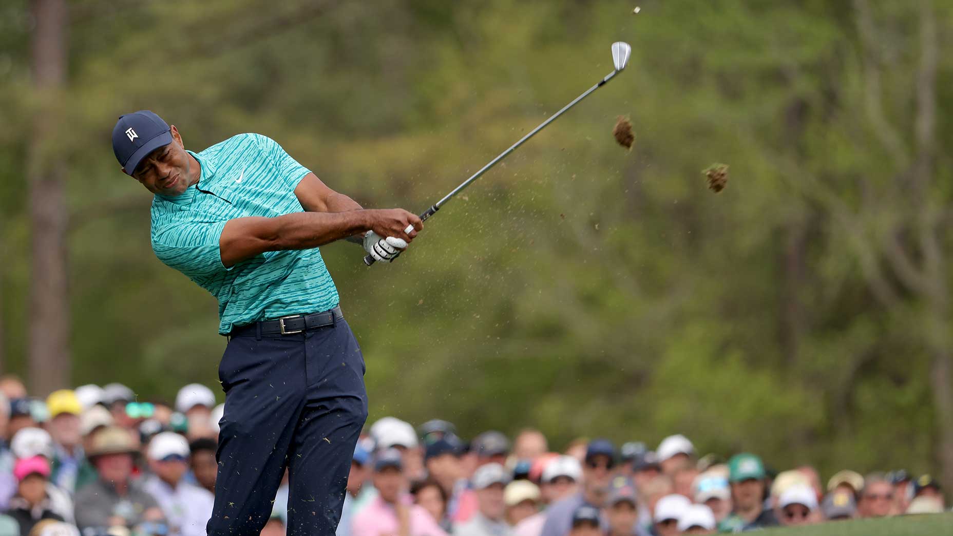 Tiger Woods colpisce un tiro durante il secondo round del Masters di venerdì all'Augusta National.