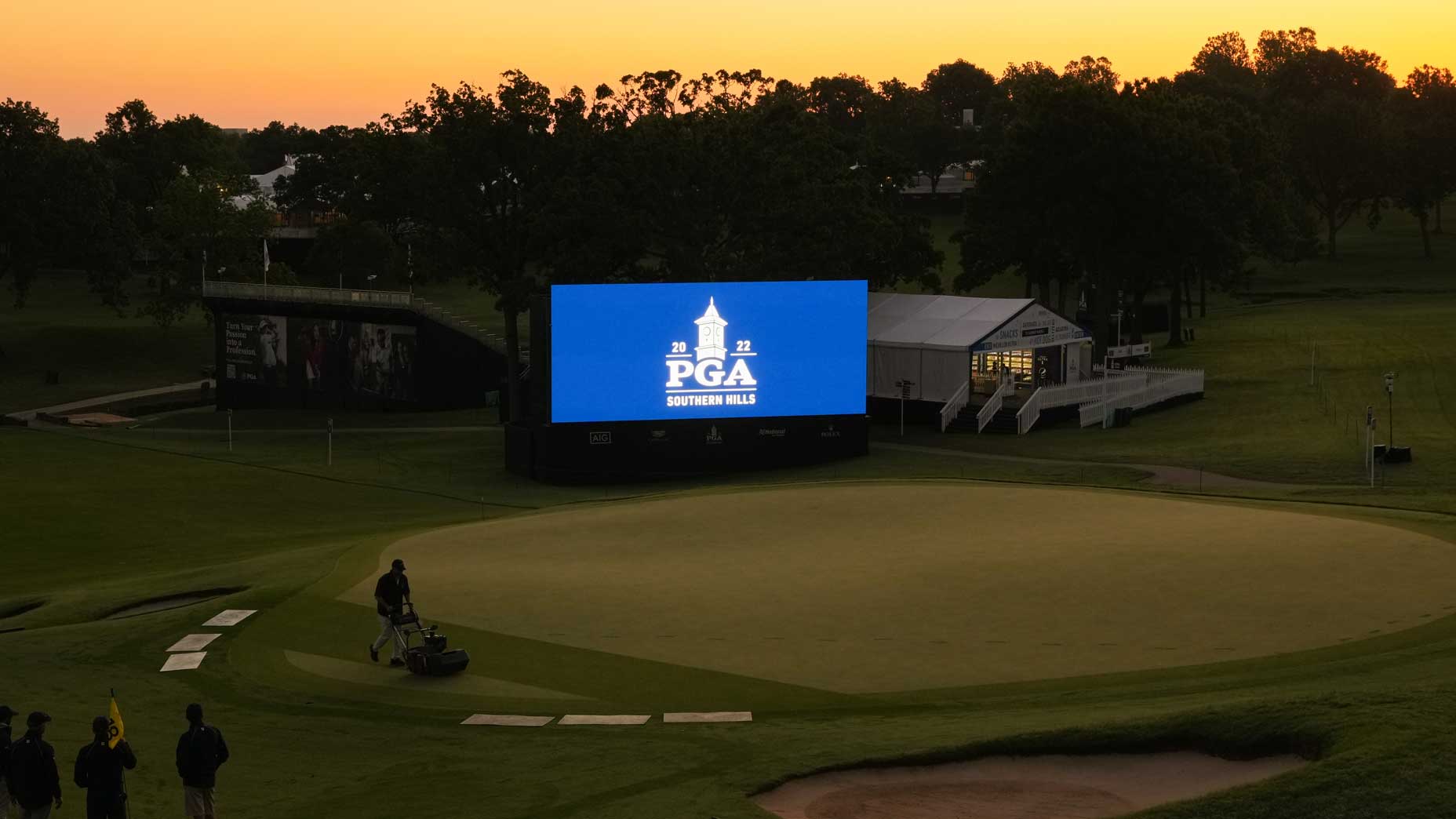 Werknemers bereiden de golfbaan van Southern Hills in het donker voor op het PGA-kampioenschap van 2022
