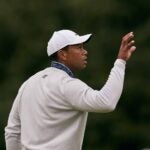 tiger woods warms up masters