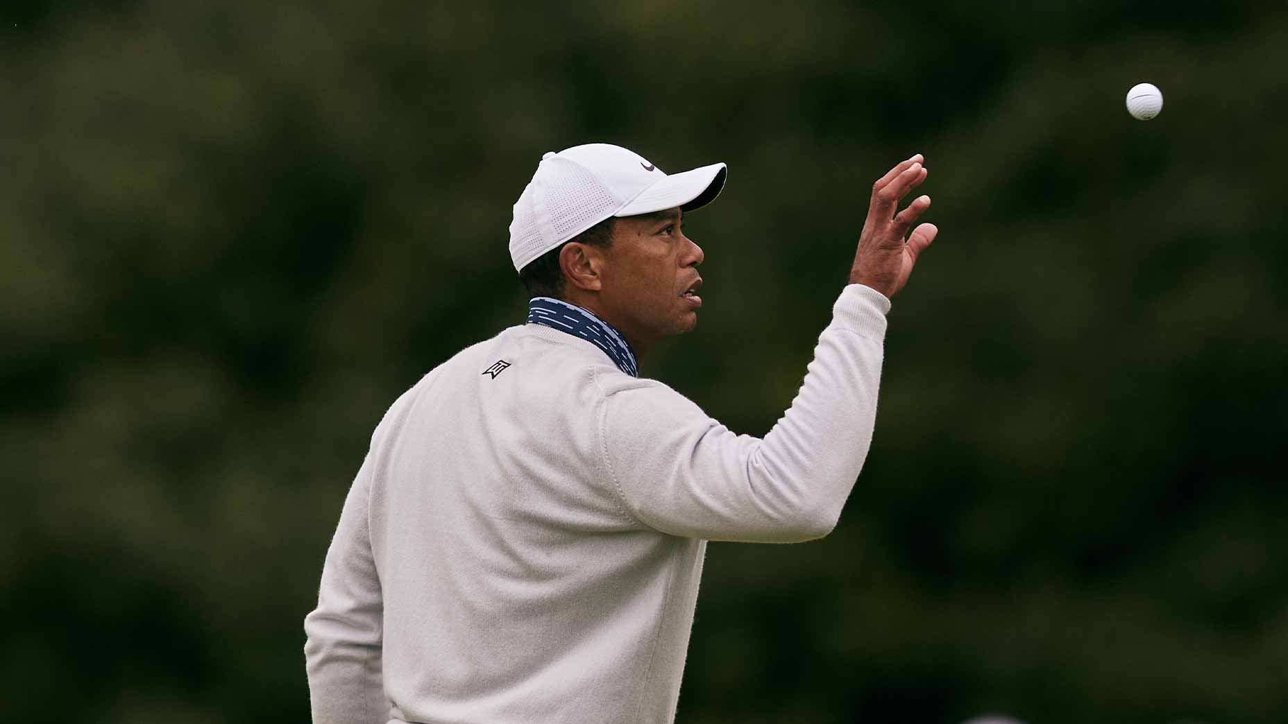 tiger woods warms up masters