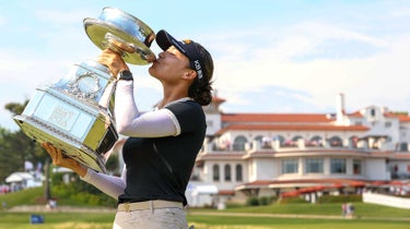 in gee chun kisses the trophy.