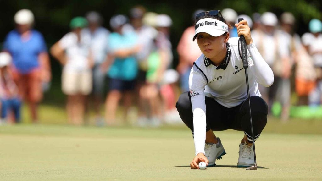 lydia ko lines up putt