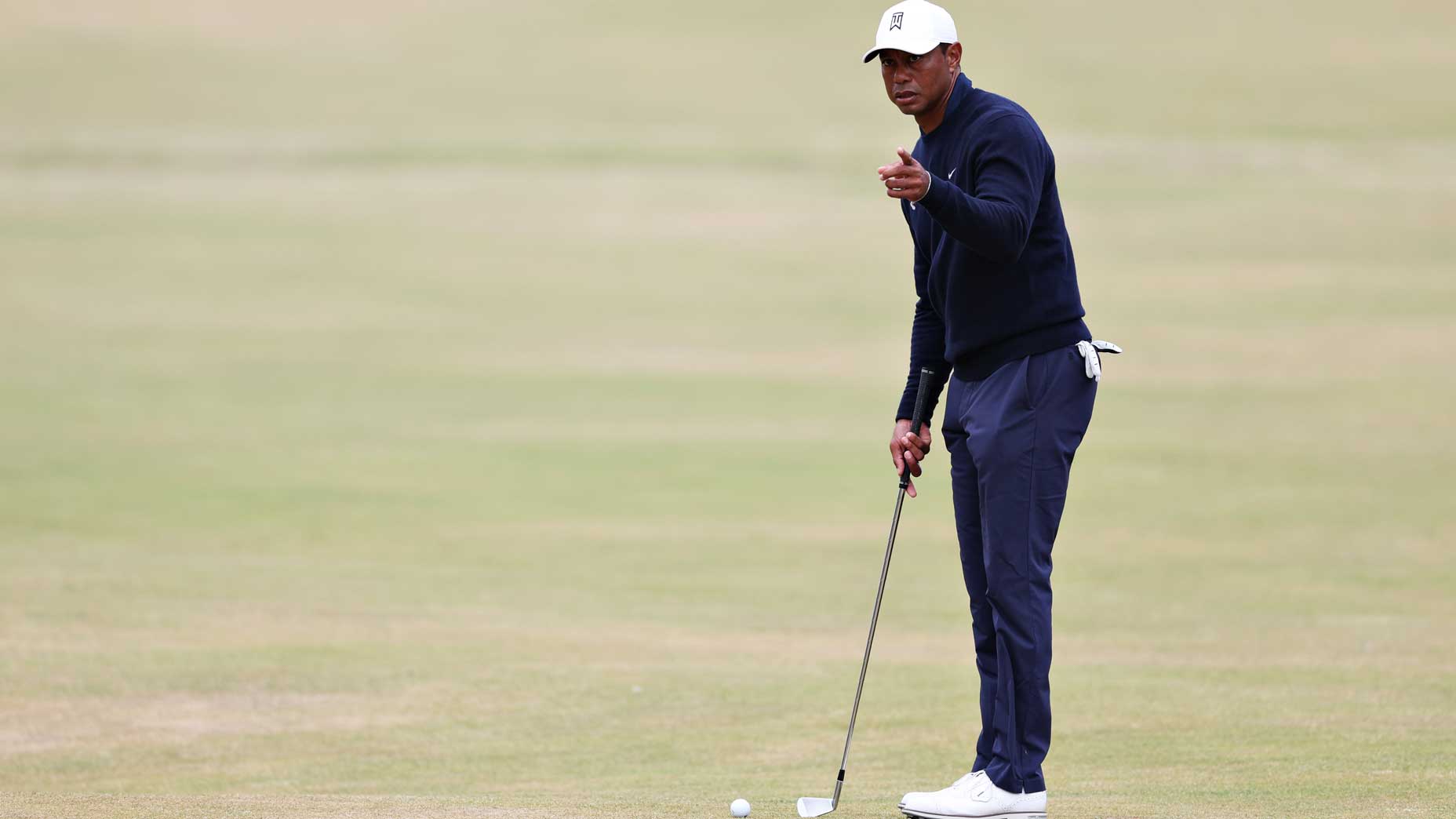 Tiger Woods undersøger 18. green på tirsdag.