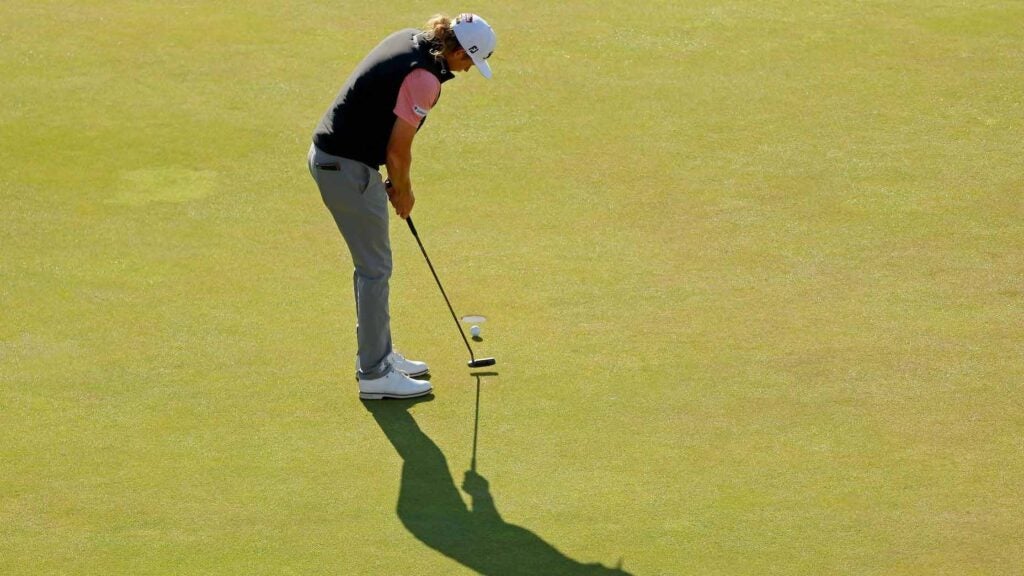 Cameron Smith putts at 2022 Open Championship