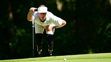 El golfista Jordan Thomas mira el putt durante el US Adaptive Open