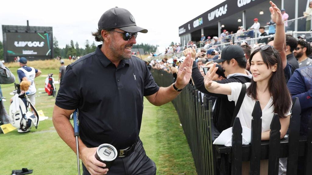 phil mickelson high fives