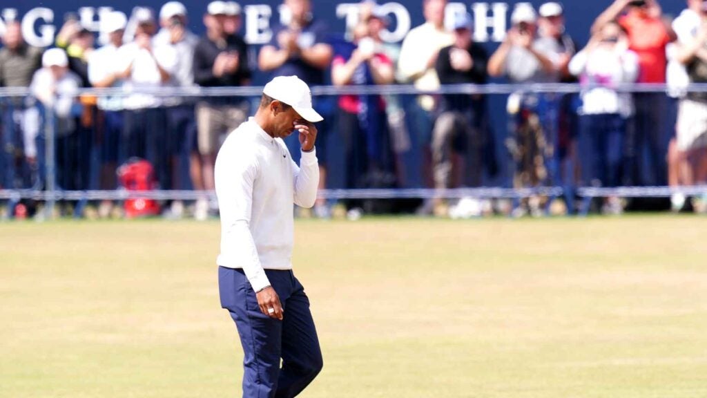 tiger woods wipes tears on 18 at st. andrews