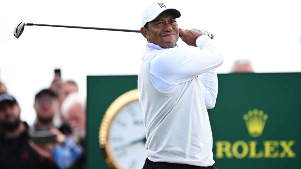 tiger woods swings at 2022 open championship