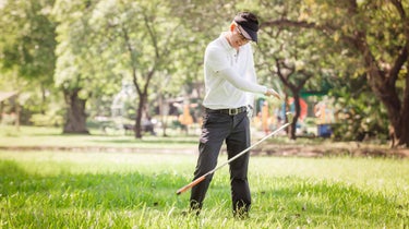 Un golfista enojado lanza un palo.