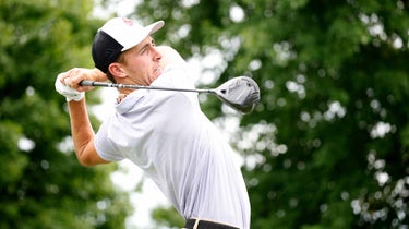 ينطلق David Puig خلال اليوم الأول من LIV Golf Invitational في نادي ترامب الوطني للغولف في بيدمينستر ، نيوجيرسي ، في 29 يوليو.