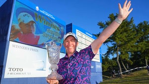 Gemma Dryburgh with trophy after winning 2022 TOTO Japan Classic