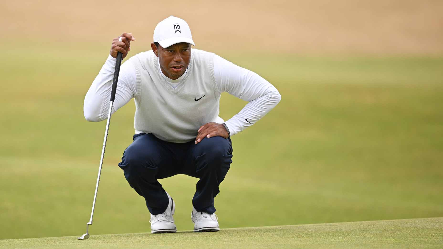tiger woods crouches putt st andrews