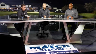 L'hôte Brian Anderson et les commentateurs Trevor Immelman et Charles Barkley sur le plateau pendant le Match 7 à Pelican au Pelican Golf Club le 10 décembre 2022 à Belleair, Floride