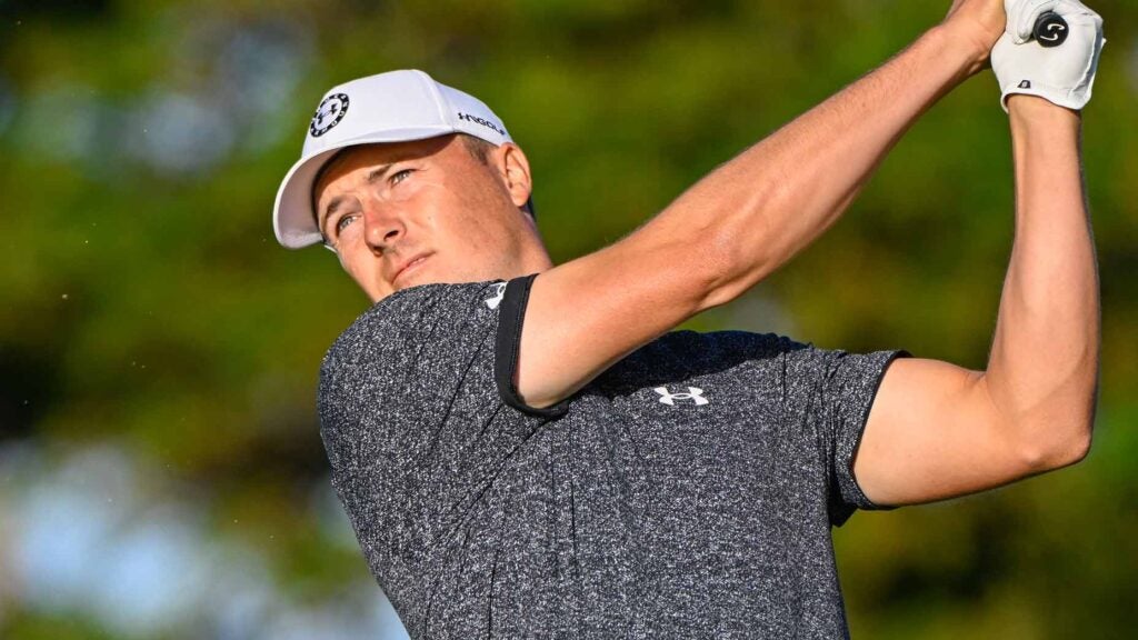 Jordan Spieth reads putt at 2023 Sony Open