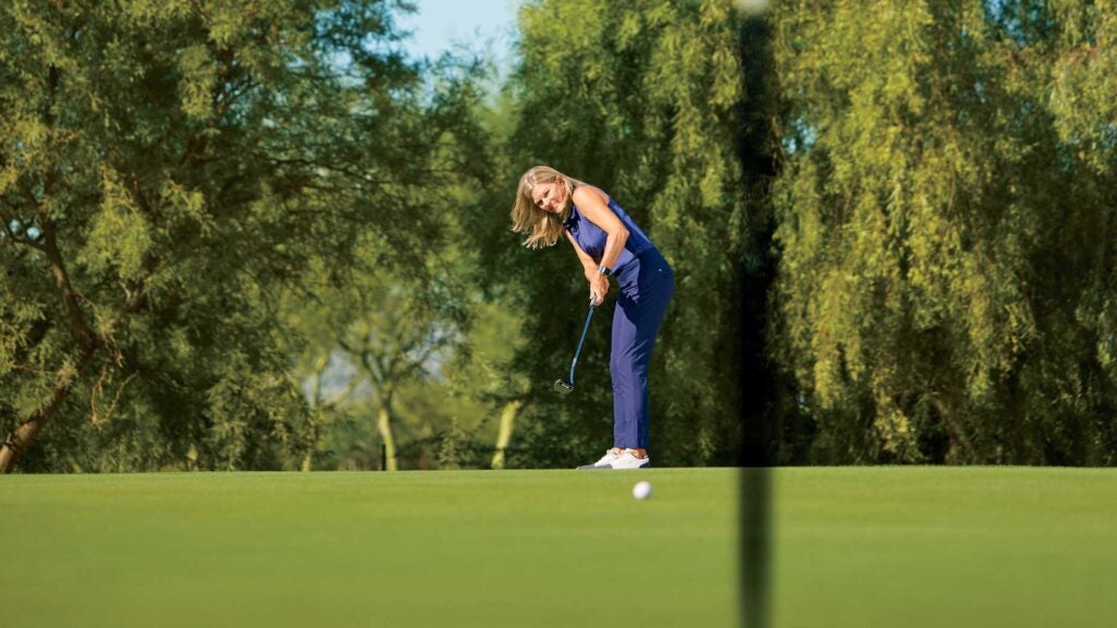 kellie stenzel hits putt