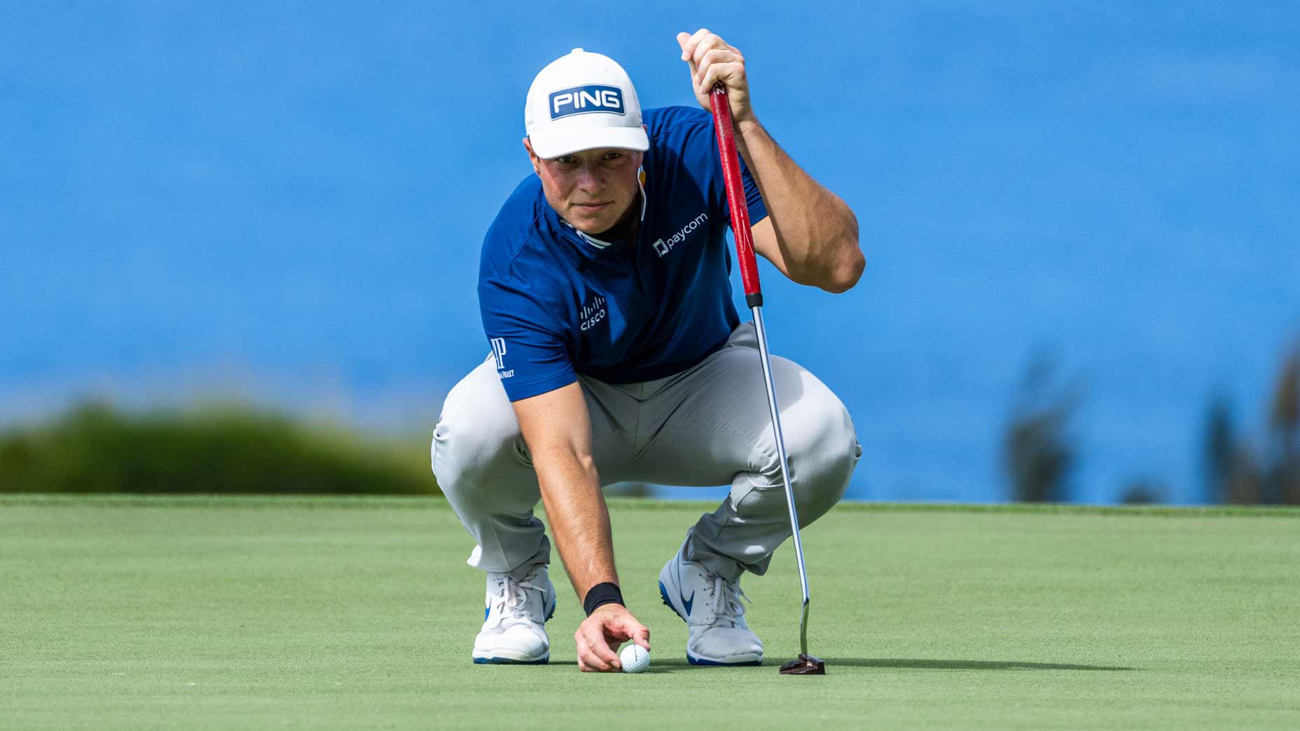 Viktor Hovland lines up putt at PGA Tour event
