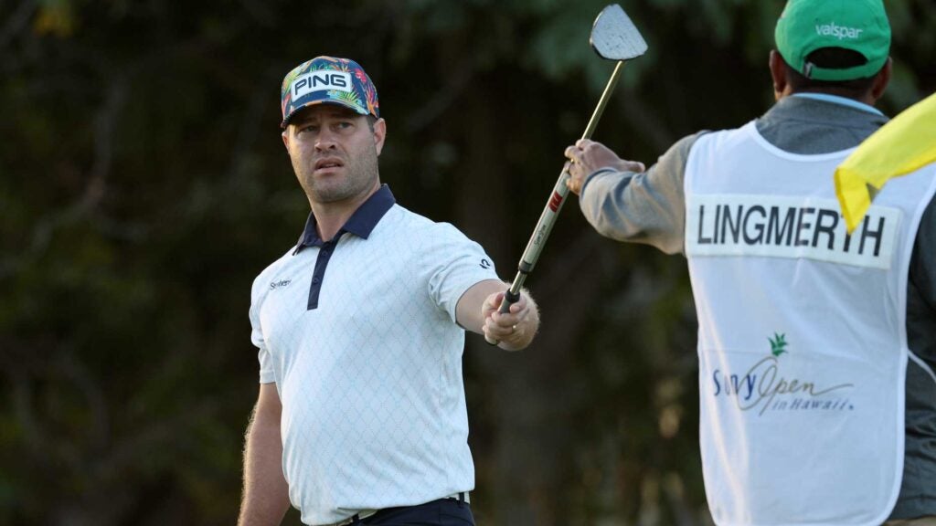 David Lingmerth passes putter to caddie at 2023 Sony Open