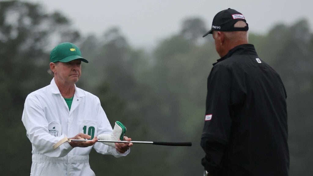 A Masters champion says goodbye, after a caddie’s charming gesture