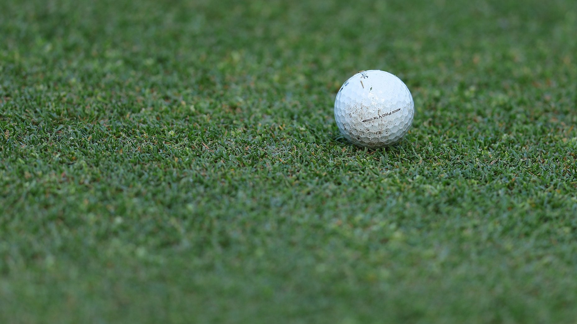 How to tell when it's time to change golf balls during a round