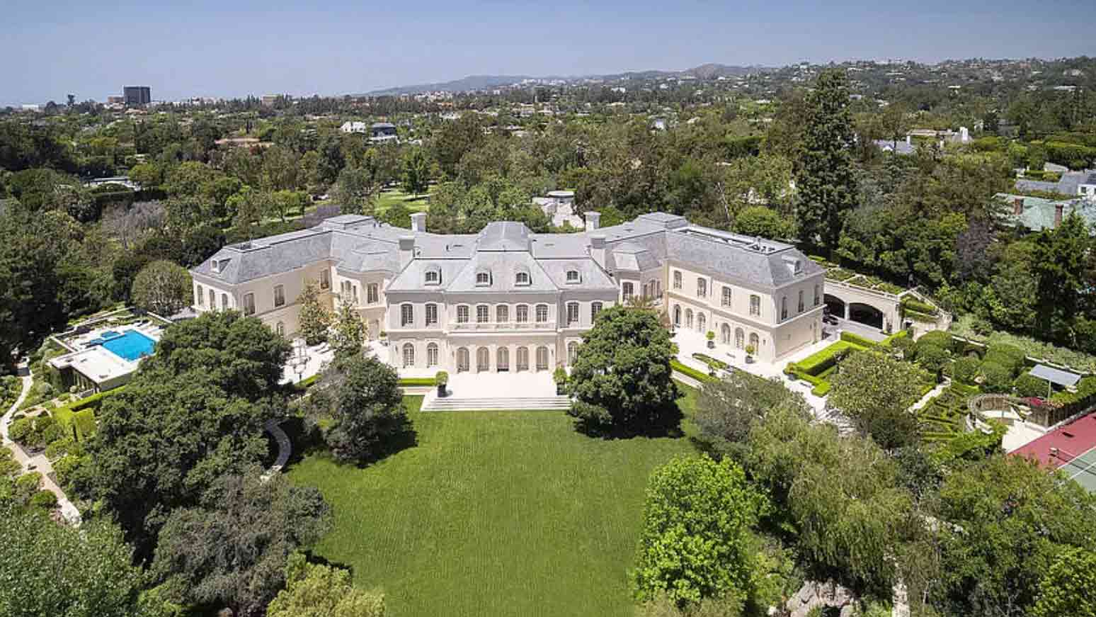 Celebrity Homes: Louis Vuitton /Asnières/