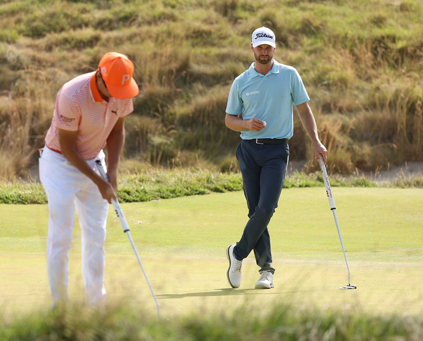 wyndham clark watches rickie fowler putt