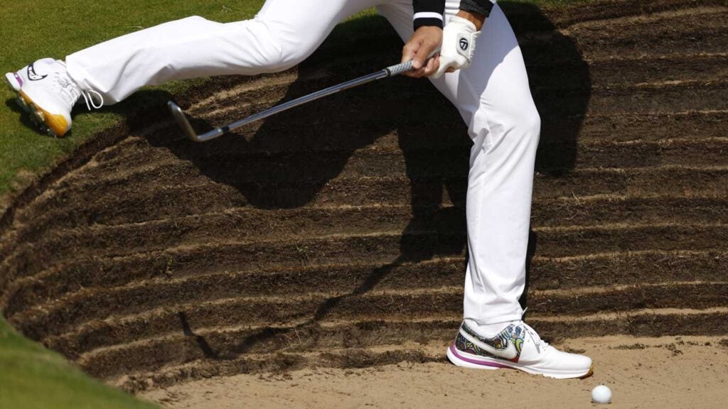 pro playing bunker shot