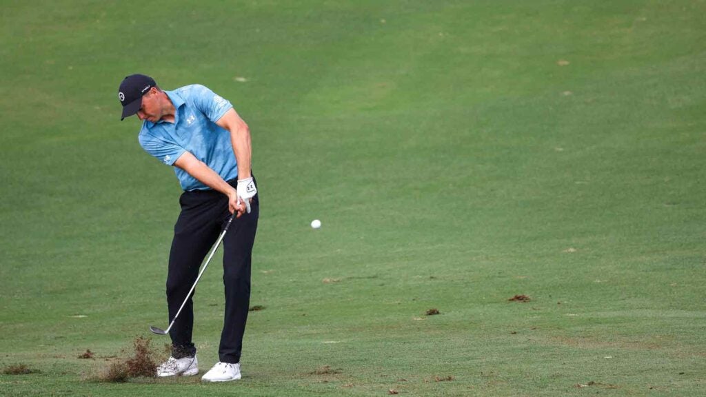 3-time major champion Jordan Spieth shares his most important tips for amateurs who are looking to hit a high draw into the green
