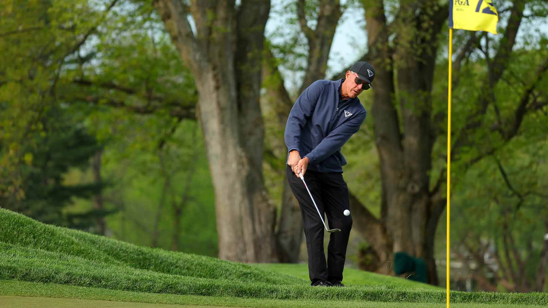phil mickelson hits flop