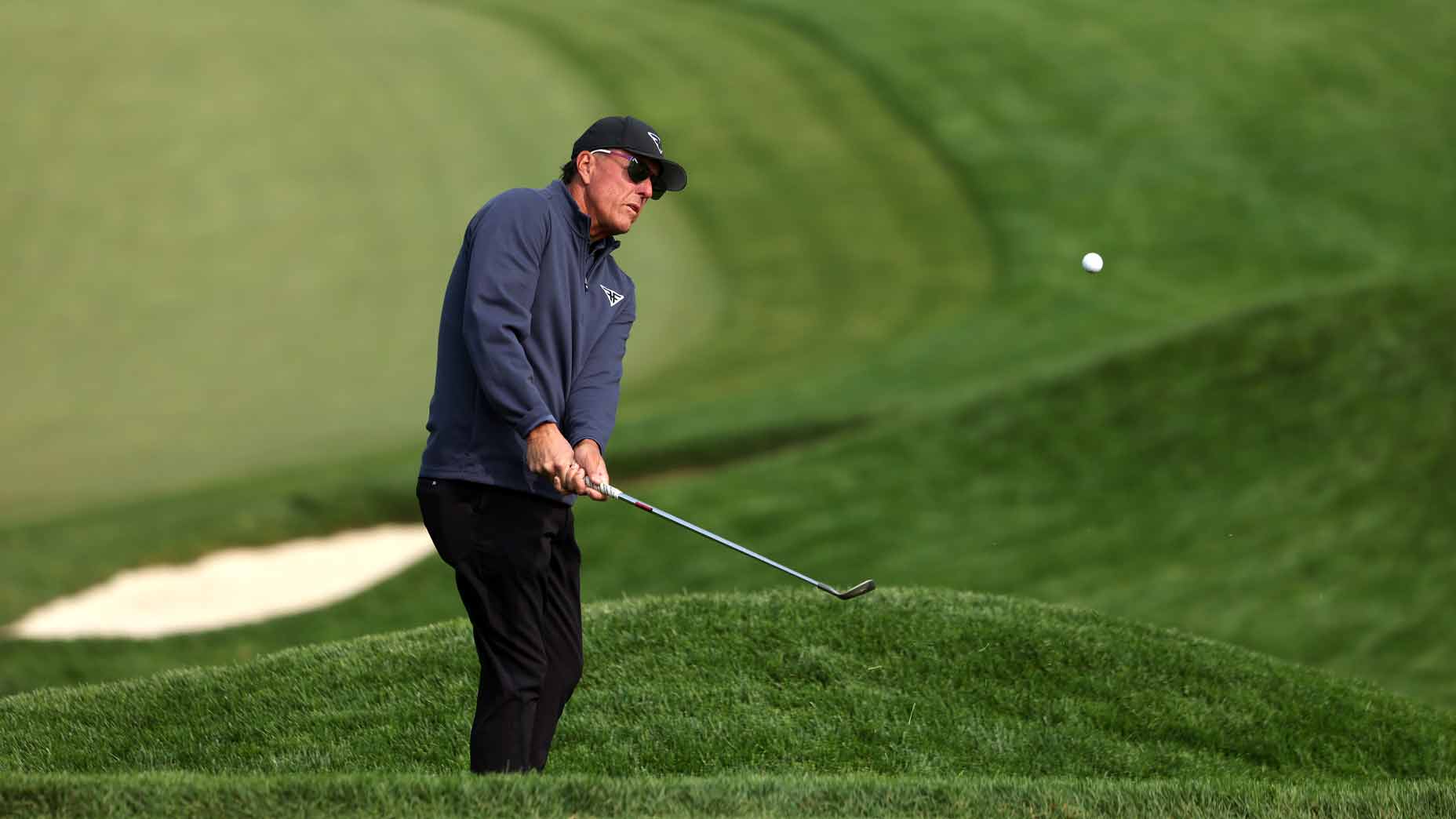phil mickelson hits chip