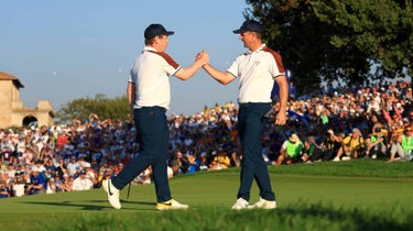 robert macintyre shakes hands with justin rose