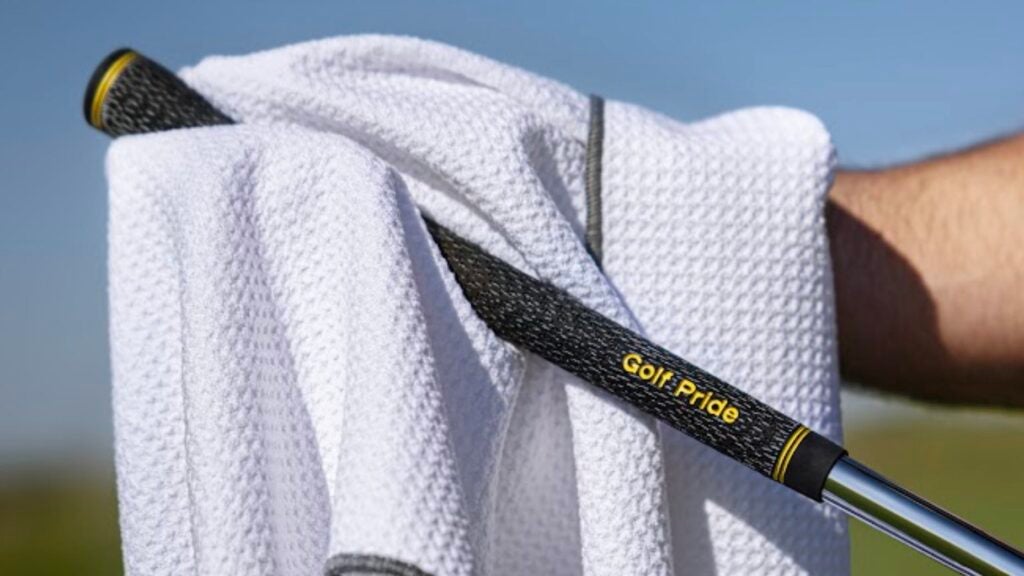 Golfer dries V55 Golf Pride golf grip with towel