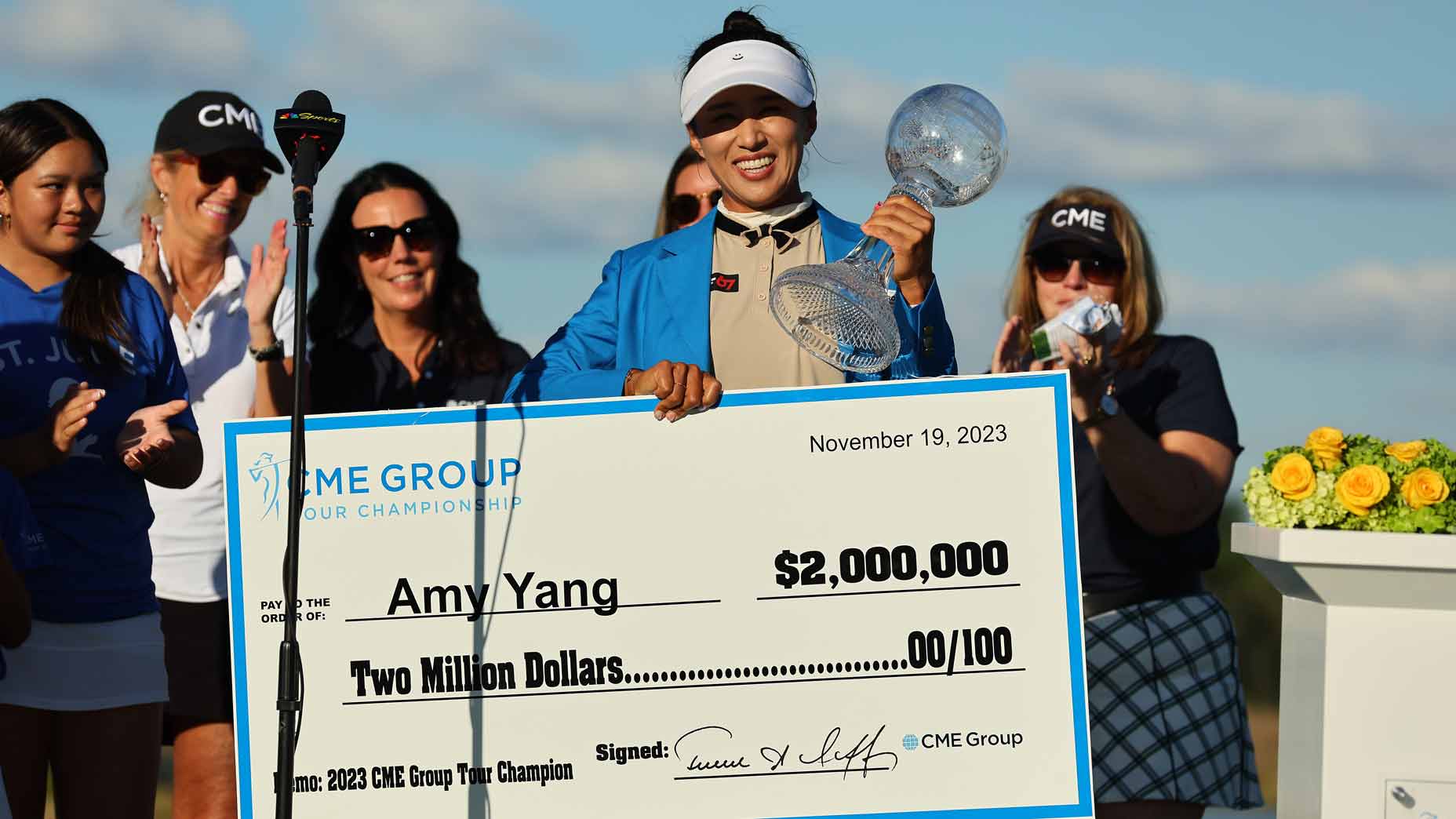 amy yang holds the trophy and verifies her victory at the 2023 cme group circuit championship
