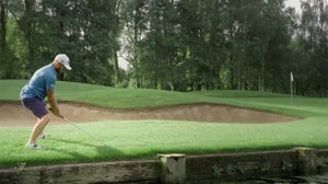 Andy Sullivan lines up a chip during a DP World Tour challenge.