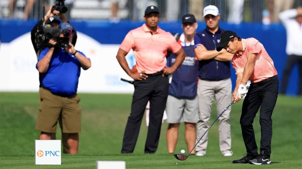 Charlie Woods hits drive at 2022 PNC Championship with Tiger Woods and Justin Thomas standing behind him