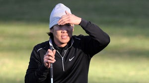 anthony kim reading a putt in 2012
