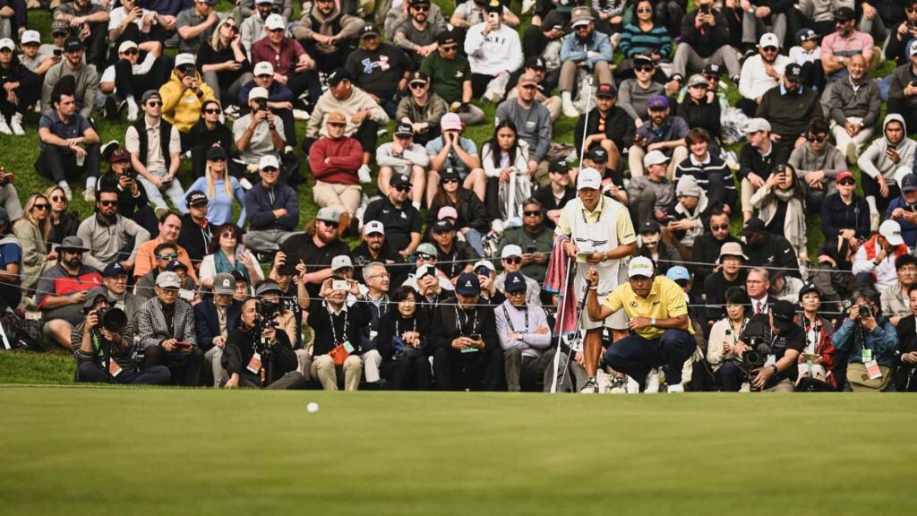 hideki matsuyama reads a putt on riviera's 18th green during the final round of the 2024 genesis invitational