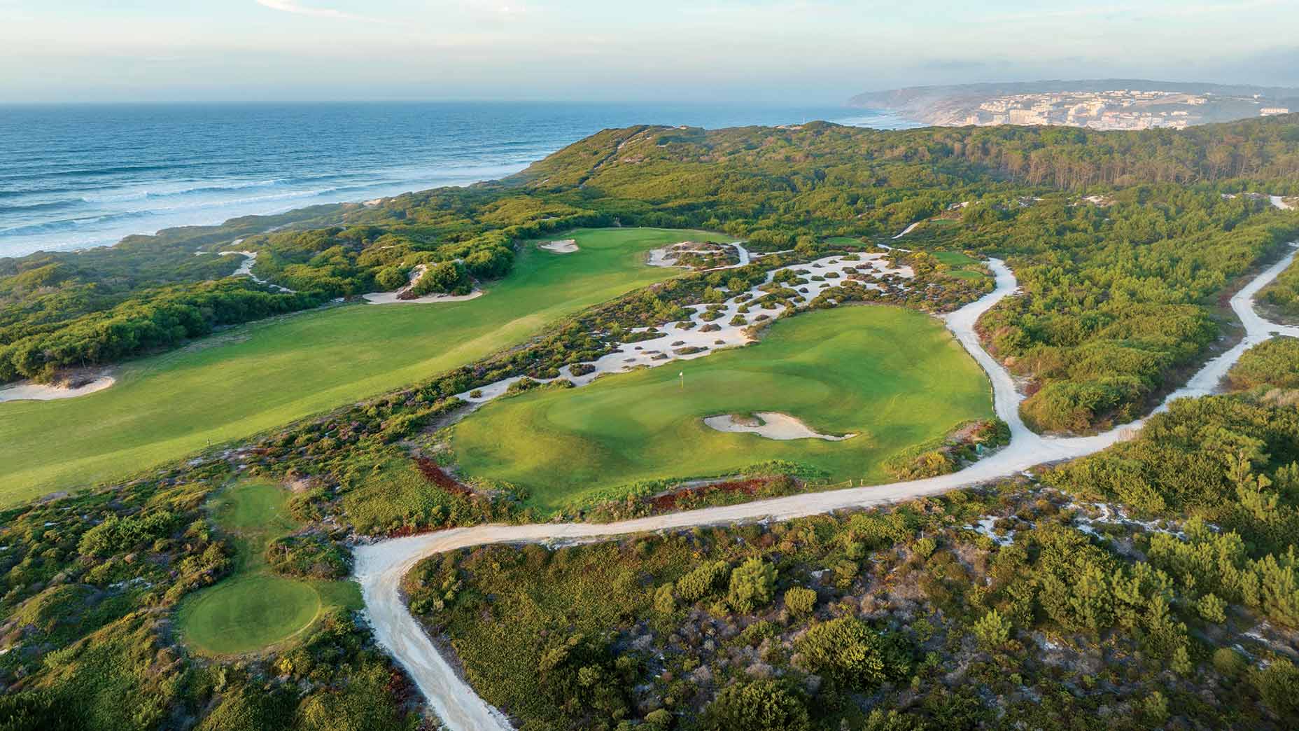 Buracos 12 e 13 no West Cliffs Golf Course no Vau, Portugal.