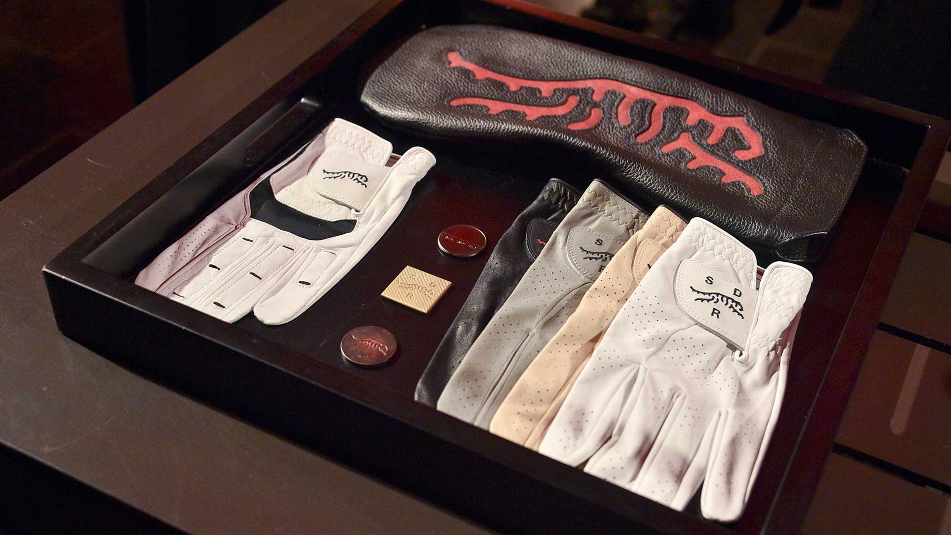 tiger woods' sun day red gloves and gear