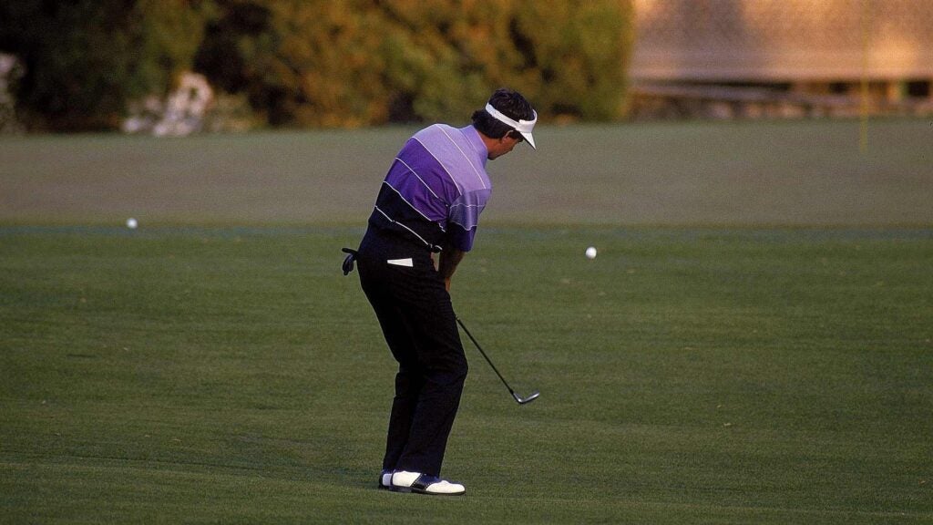 Larry Mize hits famous chip in playoff at 1987 Masters