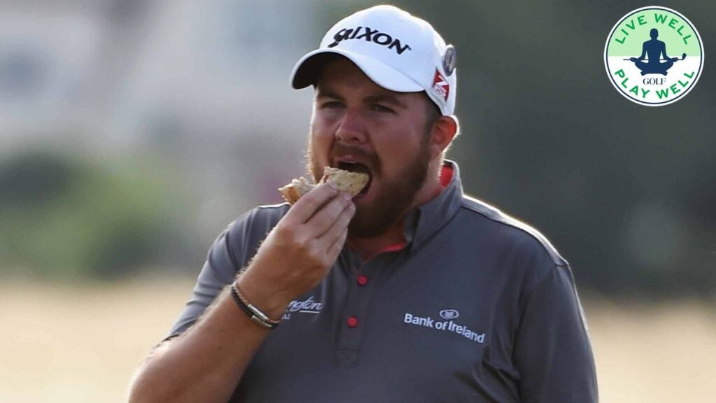 shane lowryeats a sandwich on the course