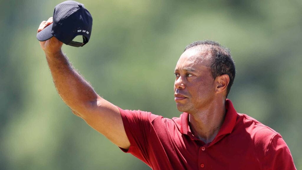 Tiger Woods raises his hat to patrons at 2024 Masters