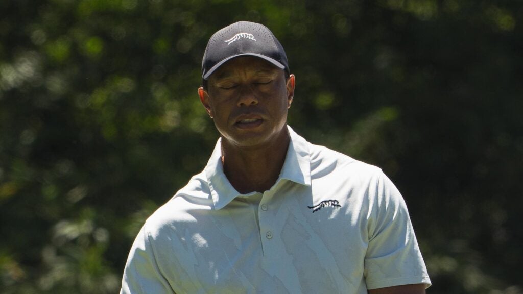 tiger woods grimaces on Saturday at the Masters in a gray shirt