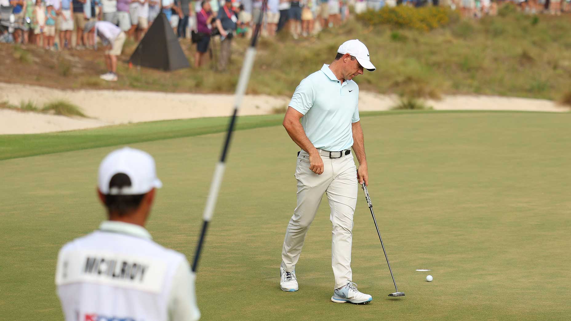 rory mcilroy reacts to a missed putt on the 18th green of the us open.
