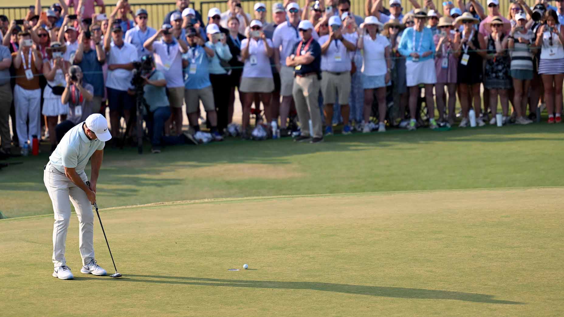 rory mcilroy misses a par putt on the 18th green at pinehurst no. 2