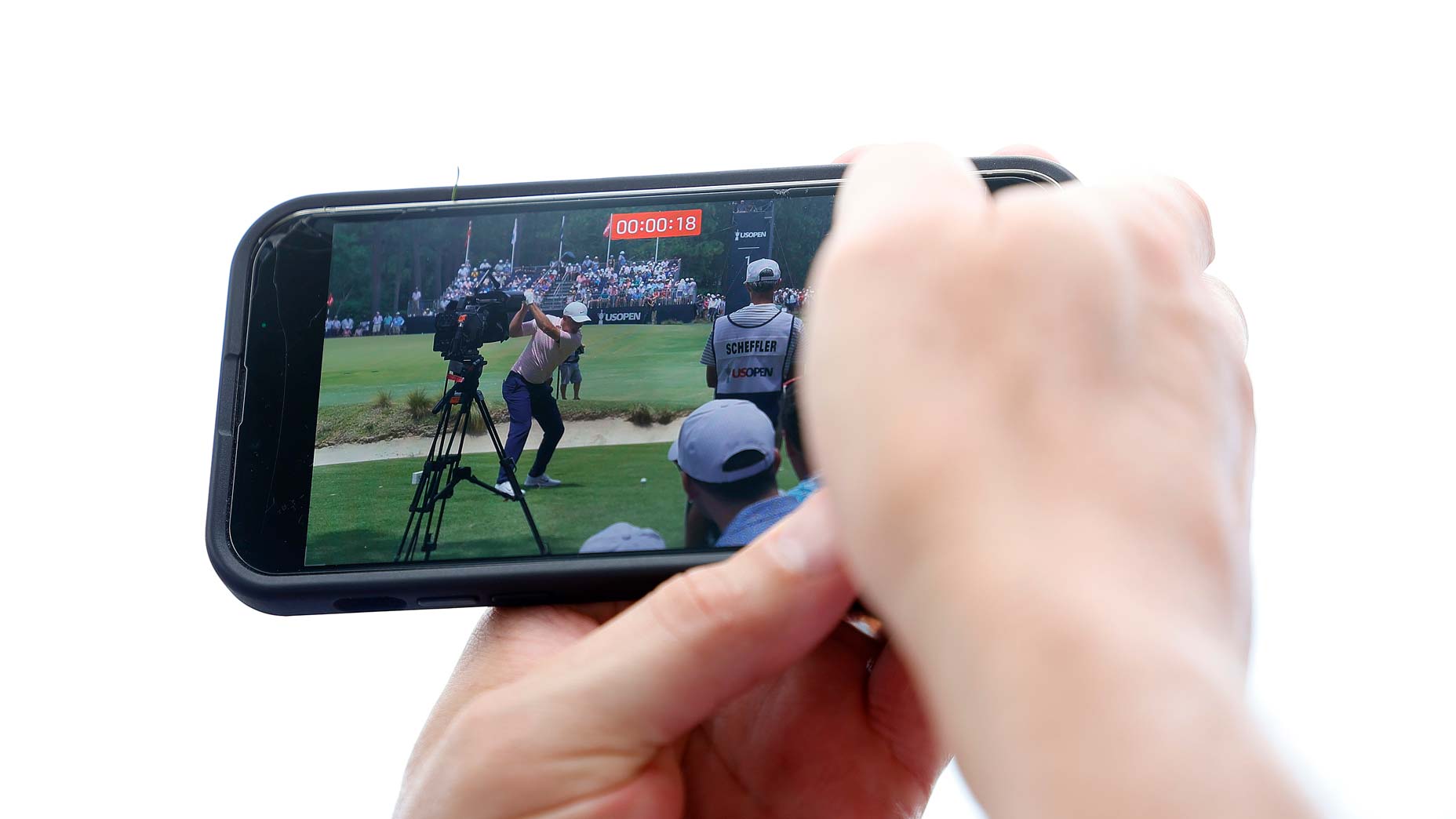 U.S. Open fan takes video on phone of Scottie Scheffler at Pinehurst